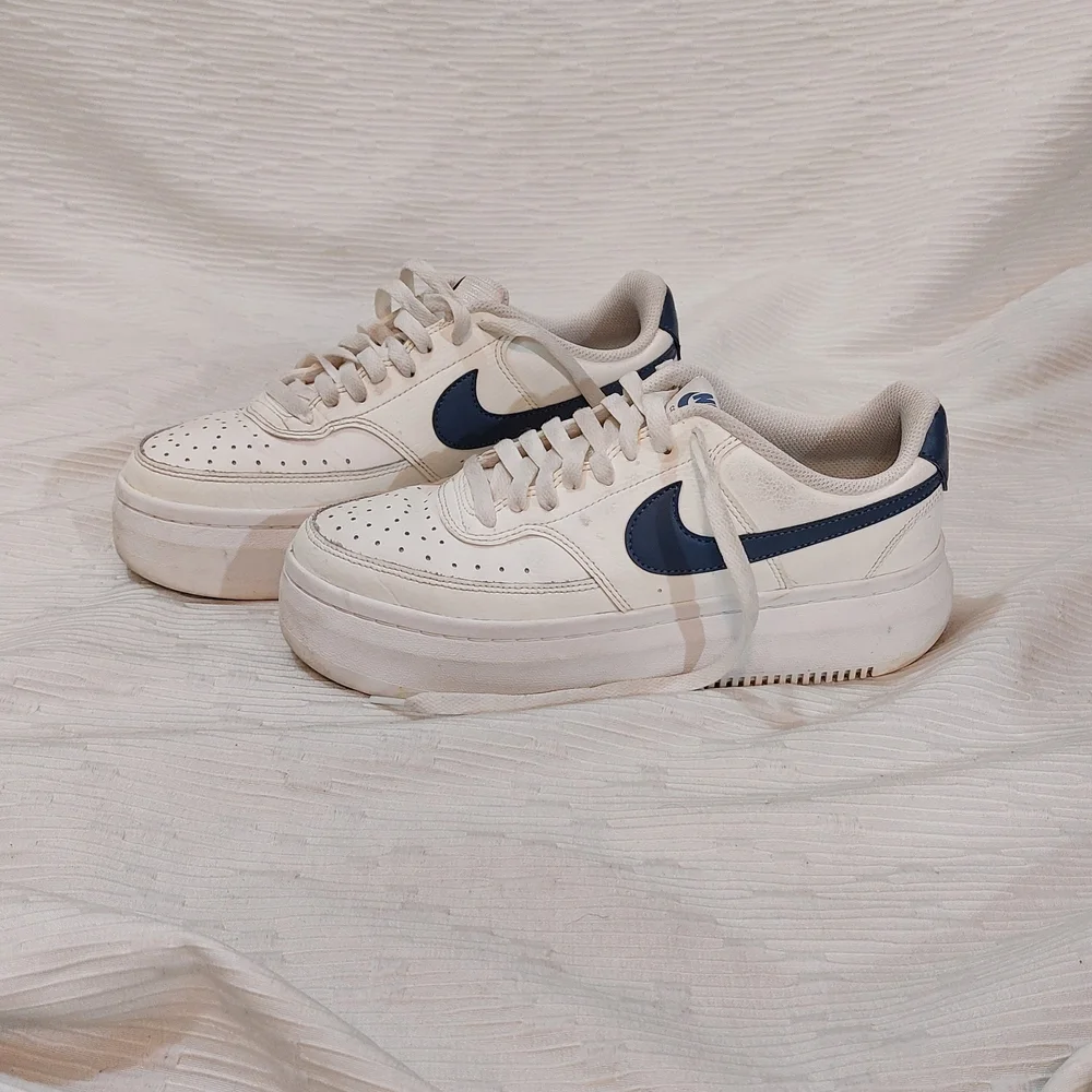 Nike Women's Sneakers in Cream and Navy - Picture 5 of 16